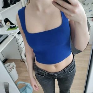 Blå sommartopp - Superfin blå sommartopp. Sitter bra och fast. Knappt använd 💙