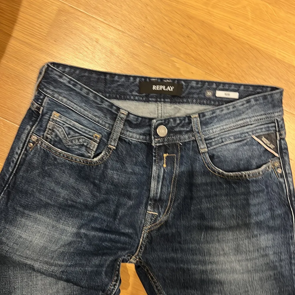 Replay ROB jeans storlek : längd 30 och midja 30.  Dessa jeans är i nyskick. Vid mer information skriv till mig!. Jeans & Byxor.