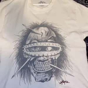 Travis scott tröja  - Merch från albumet utopia  Äktahetsbevis finns och följer med  Låda, musik skivor och papper följer med Endast testad 