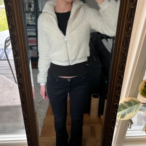 Kofta  - Cremvit kofta ifrån ginatricot. Jättesöt💕