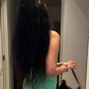 Löshår från esthair - Löshår från esthair, sy in metod. I färgen ashi (svart) 67cm 150 gram. Håret är lockigt men går att styla precis hur man vill. Använt men i väldigt bra pris. Nypris 4000.  Vill ni ha fler bilder är de bara att skicka pm 🥰  