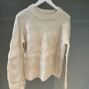 Vit stickad tröja - Sparsamt använd vit stickad tröja i fint skick. I storlek XS men passar även S och M. 