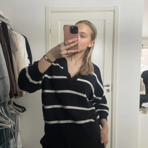 Stickad tröja - Mörkblå/vit randig superfin stickad tröja