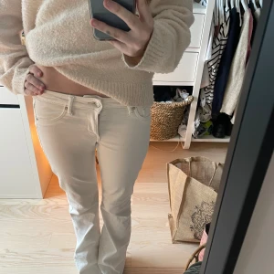 Vita jeans - Ascoola vita jeans från H&M🔥💞