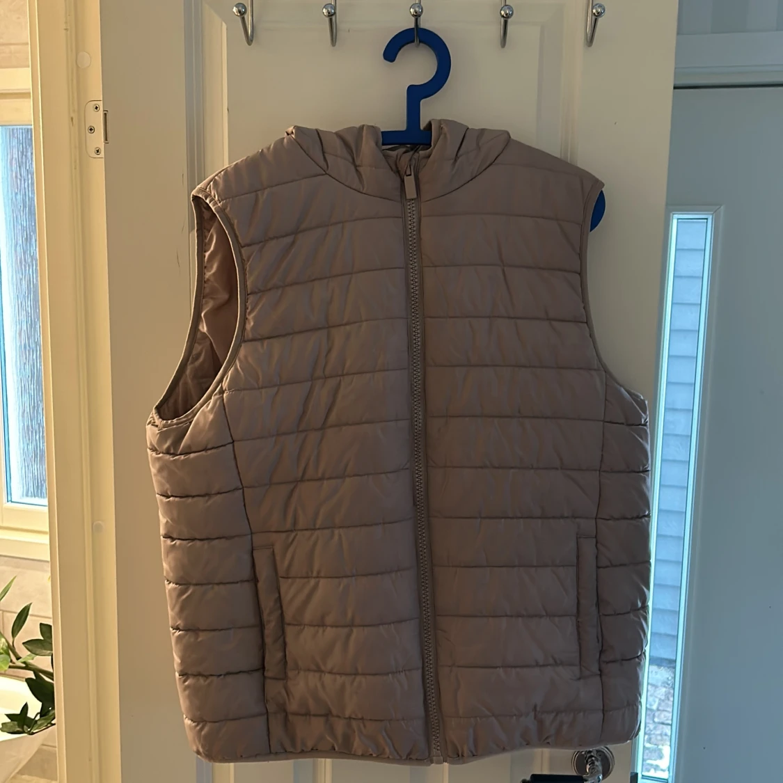 Beige väst med luva 