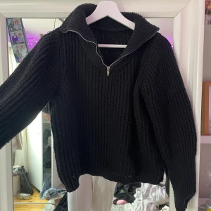 Stickad med dragkedja  - Svart stickad tröja med dragkedja 💗