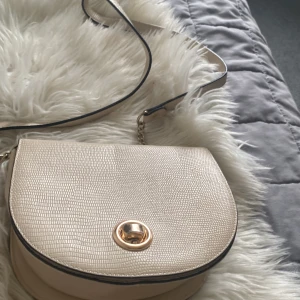 Beige väska - Är i utmärkt skick anleding till att ja säljer används inte