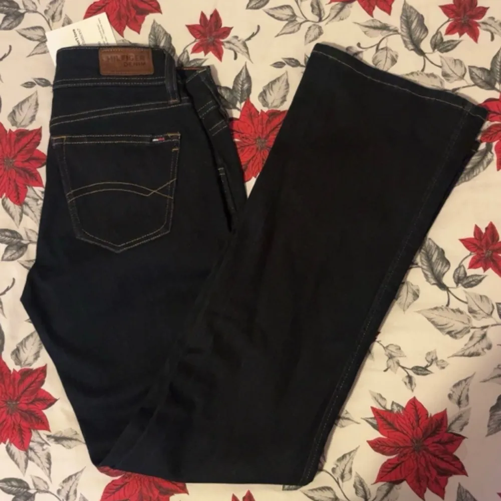Lowwaist Bootcut Lee jeans på Zalando, storlek 27/30 Sitter lite kort men ändå perfekt på mig som är 170 cm. Köpte dom för 450 men säljer för 250, pris kan diskuteras. För direkt köp 400💗. Jeans & Byxor.