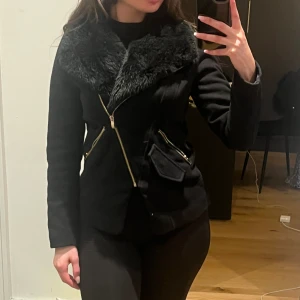 Svart kappa med fejkpäls - Kappa med fejkpäls i storlek S. Passar även XS 