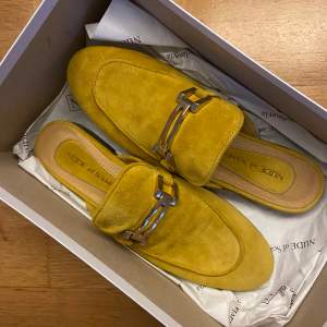 Säljer dessa ”nude of scandinavia” skor eftersom dom inte kommer Skorna är använda Max 2 gånger och är i super fint skick. Dom är i storlek 36 och är köpta för 1795. Kommer med i kartong.🩷💛
