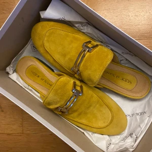 Skor  - Säljer dessa ”nude of scandinavia” skor eftersom dom inte kommer Skorna är använda Max 2 gånger och är i super fint skick. Dom är i storlek 36 och är köpta för 1795. Kommer med i kartong.🩷💛