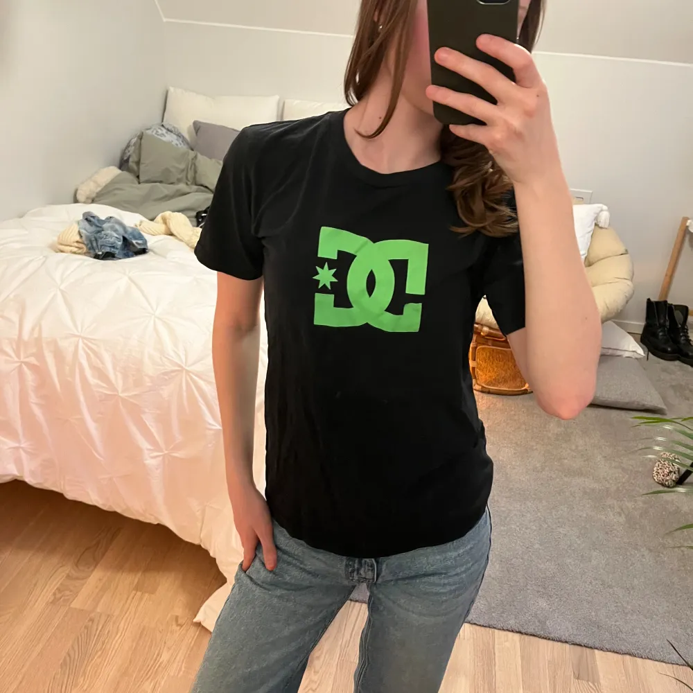 DC tröja i grön text riktig drainerstil fast inte så baggy 👋👍👎 bra skick storlek M/12 (12 åringar) men är som S/M. T-shirts.