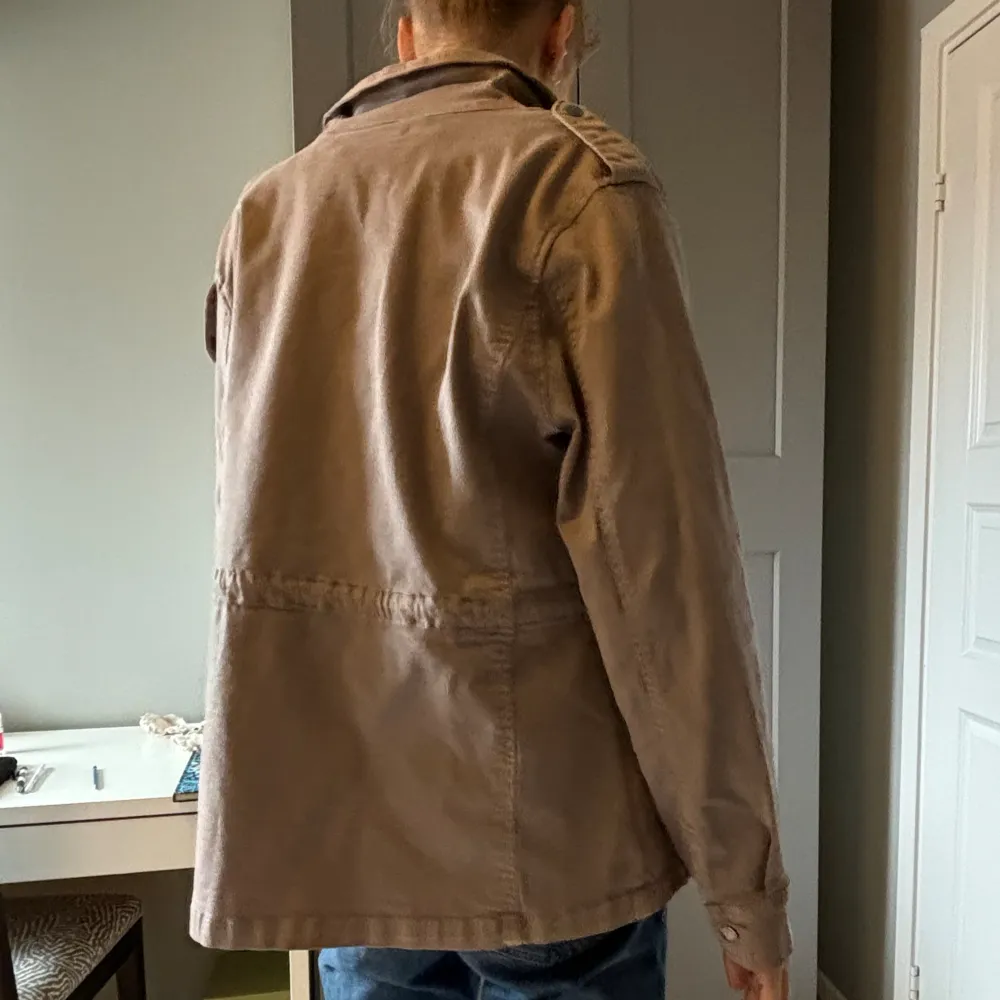 Säljer denna jacka från Copenhagen Luxe i storlek M. Den är i nyskick och nypris är 1500kr. Säljer flr 500kr. Jackor.