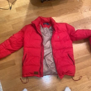 Ralph Lauren jacka  - Size M passar även S 500 kr! Pris kan diskuteras ,drag kedjan krånglar lite ibland (skick 6/10)