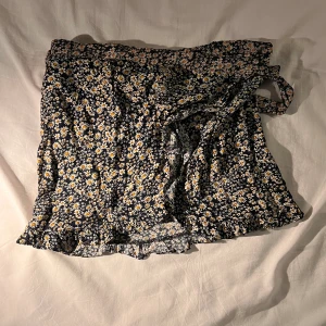 Kjol - Superfin somrig kjol som man knyter själv🩷 Skulle säga att kjolen är onesize eftersom man själv man knyta den som man vill ha den. Den funkar även som topp!