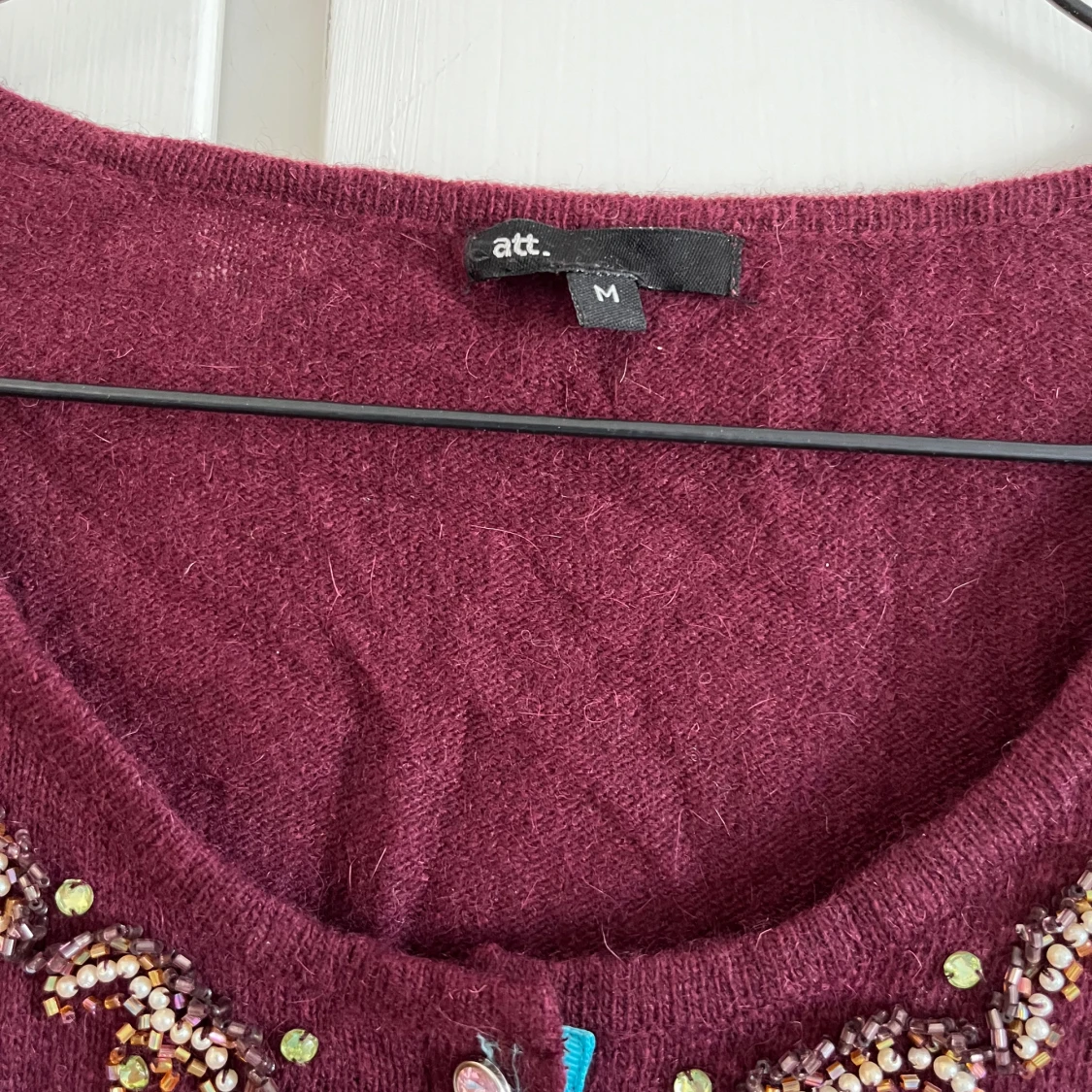 Fin vinröd/plommonröd kofta med pärlor - 91