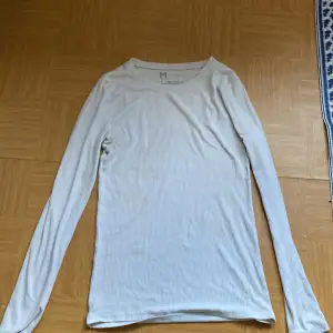  en vit långärmad tröja