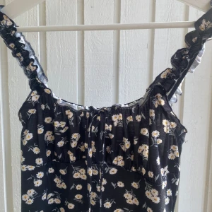 Sommar klänning  - As gullig sommarklänning! Tight med super fina detaljer där uppe 💕💕Väldigt bra skick, köpt av en kompis men aldrig använd :) 
