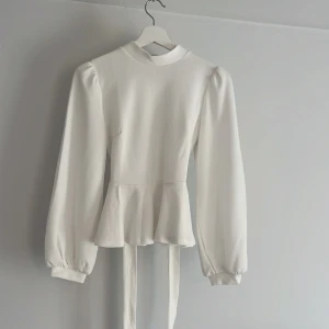 Vit tröja/blus - Fin vit blus från shein med knyte 