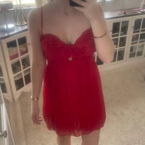 Röd miniklänning köpt på Sellpy i storlek S❤️ Aldrig använd av mig och har lapp kvar😊 Har knytning bak så man kan spänna in i midjan😍 