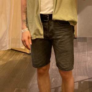 Gråa shorts från Levis 