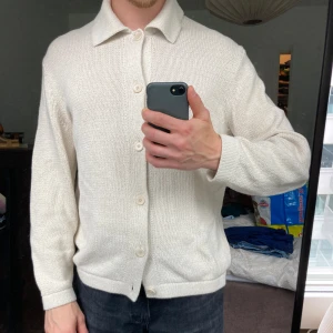 Cardigan Cos - Ljus beige cardigan från Cos i bra skick.