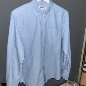 Ljus blå skjorta, storlek S