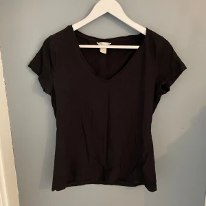 Urringad T-shirt  - Urringnad svart t shirt, strl L men skulle säga att den är mindre så S/M men beror på vilken passform man vill ha, bra skick✨✨