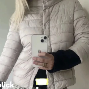 Grå/beige trekvartsärmad jacka - Säljer denna jacka använd fåtal gånger. Storlek S och den är trekvartsärmad 💗 skriv för fler bilder 