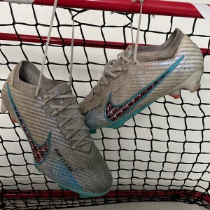 Nike Mercurial vapor 15 elite FG blast - Fotbollsskor från Nike i högsta modellen gjorda 2023. Köptes för ca 3000 kr i sommras. Används helst för gräs men funkar även bra på konstgräs. Väldigt bra skick och är inte sönder någonstans. Kontakta mig gärna om du har funderingar.