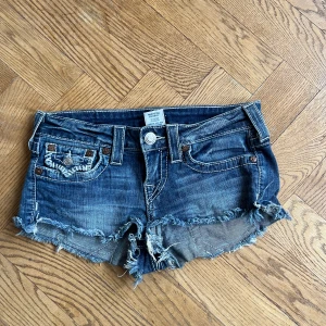 True Religion shorts - Säljer dessa skit snygga true religion shortsen som är låg midjade i storlek 26 skulle säga att det motsvarar 34/36. Köp direkt för 600kr eller så blir det budgivning om många är intresserade (klicka inte på köp nu!!!!)