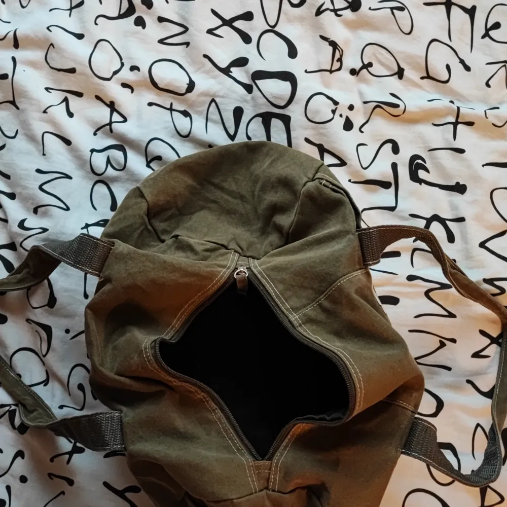 Gullig militärgrön handväska som jag ritat på😵‍💫. Väskor.