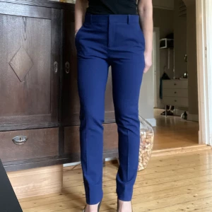 Supersnygga byxor från Acne Studios i stl 34 - Supersnygga byxor från Acne Studios i stl 34 Nypris 3900kr Säljes för 900kr Perfekt skick  Modellen på bilden är 163cm lång och väger 53 kg 