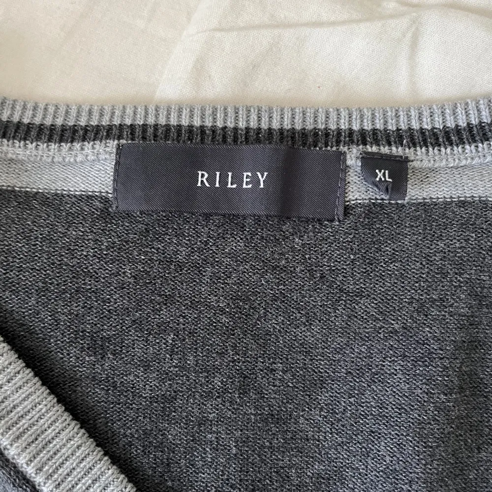 ”V” ringad riley tröja, 100% bomull, bra skick och tröjan har inga hål eller liknande. Finns inget nypris men tror cirka 1000 kr.. Tröjor & Koftor.