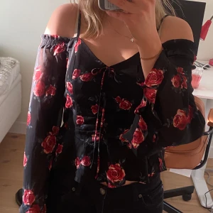 Blus - Säljer denna jättesöta blus som är perfekt till sommaren. 🌸🌸🌷Mycket bra skick. Hör av er vid frågor 💗