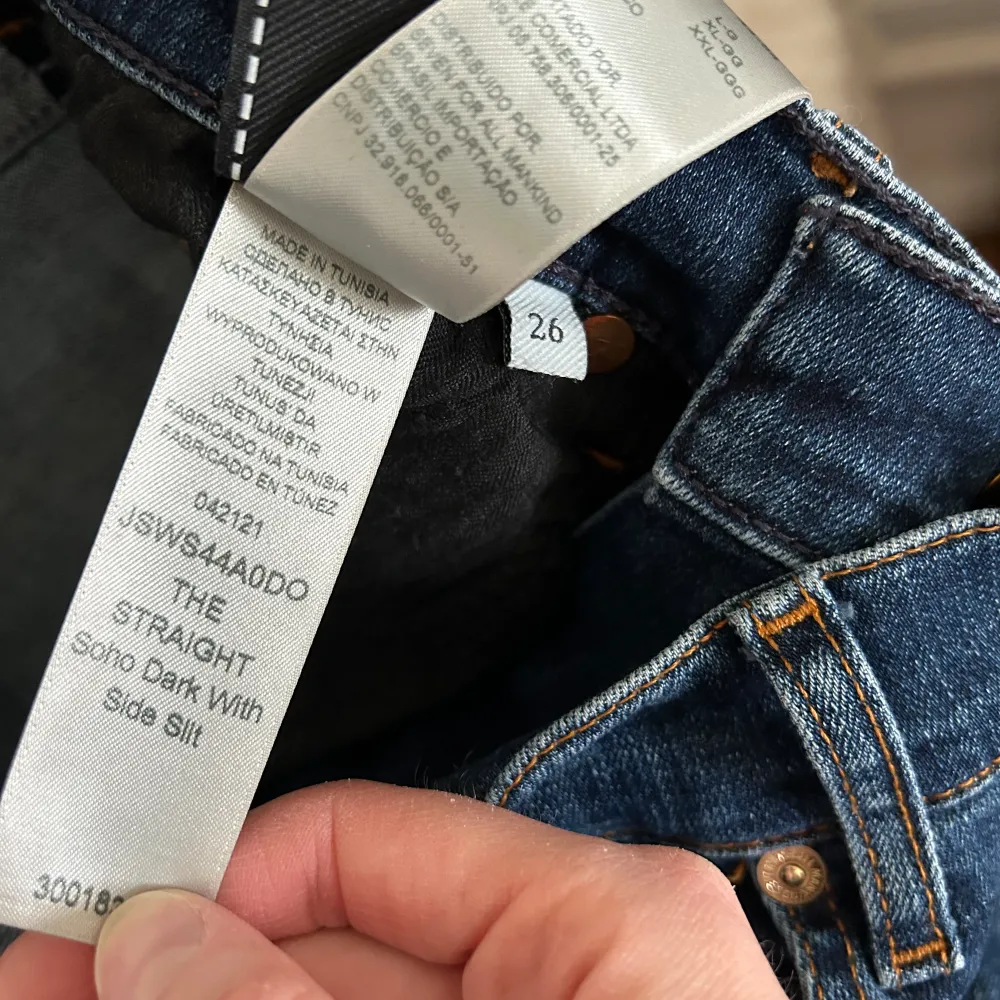 7 for all mankind jeans i blå tvätt, modellen heter the straight with side slit (slits på insidan) fint skick. Färg Soho dark. Innebenslängd: 80 cm. . Jeans & Byxor.