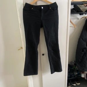 monki jeans - Svarta lågmidjade jeans, bootcut från monki! As snygga 💗