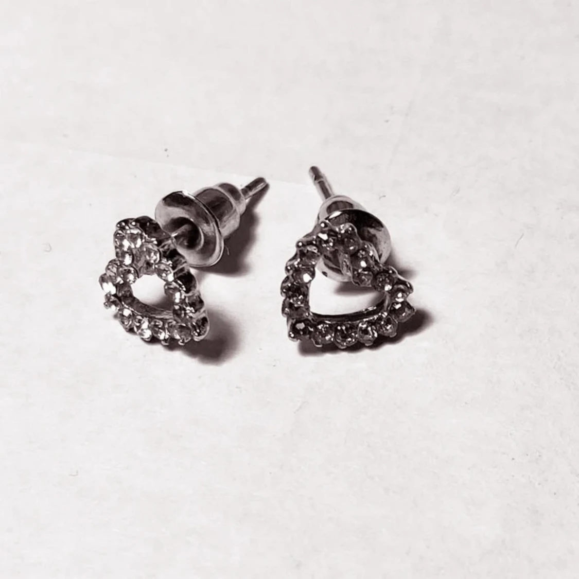 4 elastiska armband och ett par örhängen (en del nya) - 90