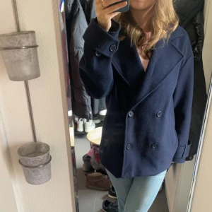 Marinblå kappa - Säljer en marinblå kappa i storlek S från Nelly💞 originalpris 799kr, skick 7/10💞💞
