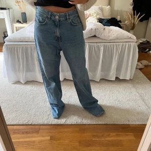 COS jeans  - Super snygga jeans från COS som aldrig är använda. Säljer då de är alldeles förstora på mig. Skicka för fler bilder💕💞💗
