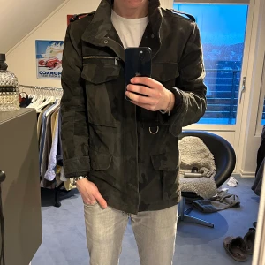 Snoot jacka - Säljer nu min snoot safarijacka i okej skick 7/10, den e väll använd men har mycket kvar att ge, den är i storlek s men kan passa M. Hör gärna av er vid funderingar!!🙌