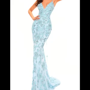 Balklänning  - Superfin ljusblå balklänning med paljetter. Tyvärr för stor på mig❤️ tagg kvar, från Missord. Köpt 89 $, motsvarar ungefär 950 kr, plus frakt och tullavgift. Skriv för fler egna bilder☺️ (första bilden är lånad)