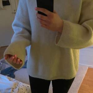 Stickad krämvit mohair tröja ifrån H&M! Slutsåld på hemsidan!🤍