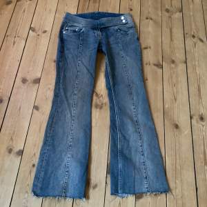”weekday millenial jeans”. de PERFEKTA lågmidjade bootcutjeansen från en weekday-kollektion under början av 2000-talet så väldigt rare och eftertraktade:) i superfint skick och storlek 36💕postar/möts upp i centrala stockholm:)