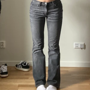 Gråa jeans - Säljer dessa gråa jeans i storlek M, 36/38💞Jag köpte dessa i andrahand här på Plick och säljer nu de vidare. Jeansen är fortfarande i jättebra skick!