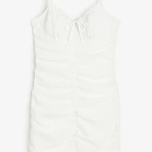 Klänning från hm - Jättefin klänning från hm! Använt Max 3 gånger, säljer för den aldrig kommer till användning😇😇