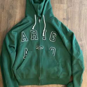 Skön Arigato hoodie i storlek S. Helt ny, knappt använd. Kontakta mig vid frågor och funderingar.