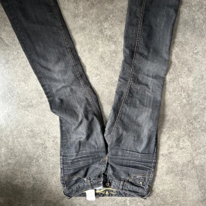 Rosner jeans - De är low/midrise Skriv gärna för frågor