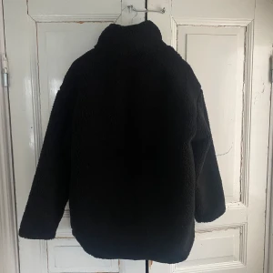 Teddy jacket - Denna jacka är helt oanvänd då jag tänkte skicka tillbaka den men det blev nått strul så nu får jag sälja den här istället. Den är från NAKD i en oversized modell, artikelnamnet på jackan är 1018-007890-0260.  Frakt ingår inte i priset🌸