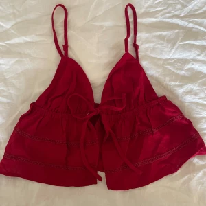 sommar topp - söt sommar topp, mörkare röd i verkligheten. Aldrig använd och i bästa skick. pris kan diskuteras, kontakta privat för fler bilder.